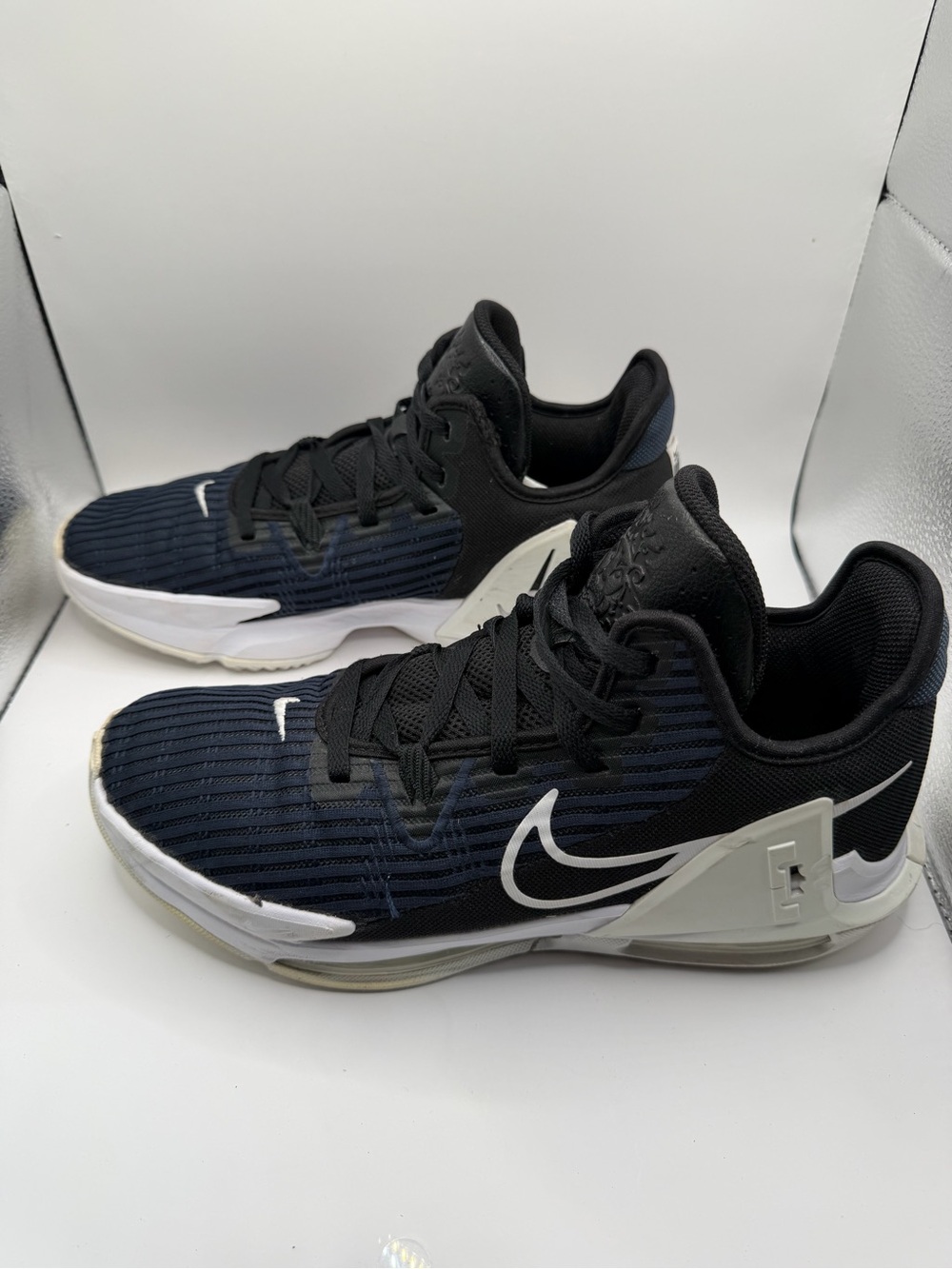 Nike LeBron Witness 7 Black White Basketball Shoes Men’s Size 10